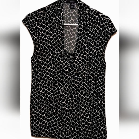 🌴 Wrinkle-Free Top - Picture 1 of 6